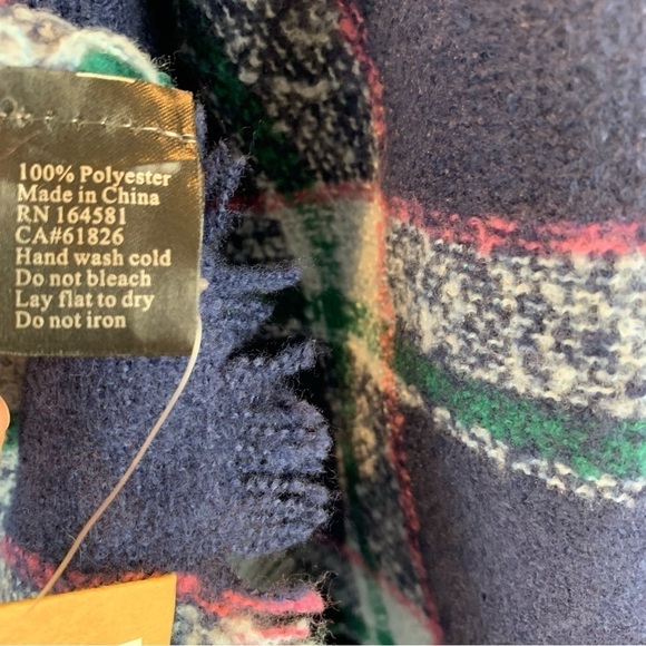 Just Cozy NWT Navy Blue Plaid  Tartan Blanket Scarf - Picture 7 of 7